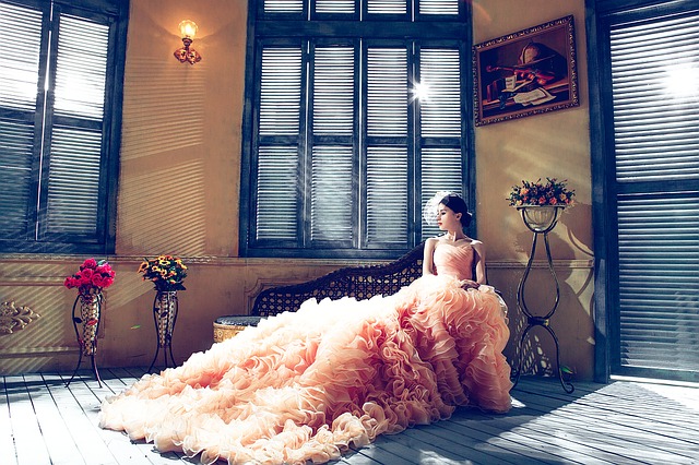 pompézní růžové svatební šaty