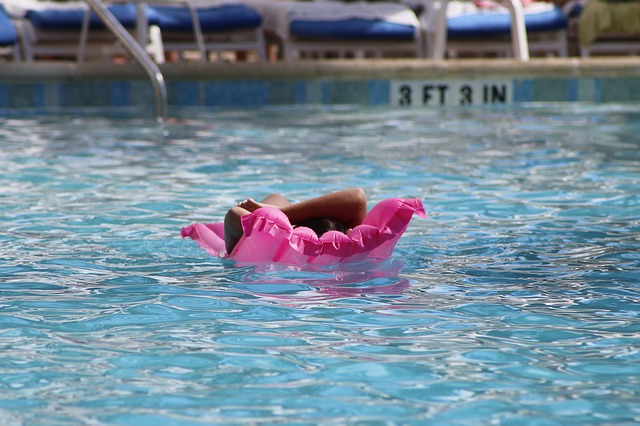 dívka na lehátku v bazénu